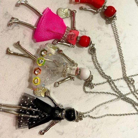 NWT Fashionable pendant on long silver chain - Picture 9 of 10